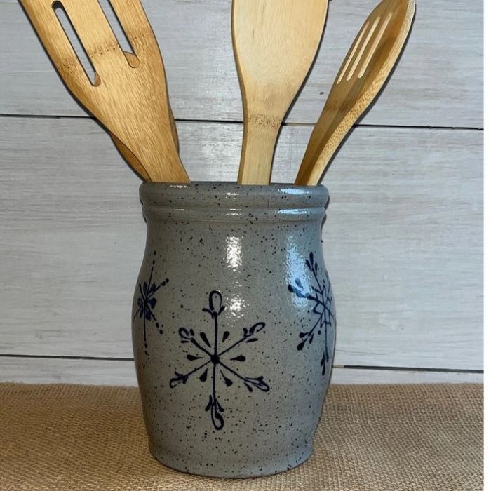 https://www.rowepottery.com/media/catalog/product/cache/eeb01e860471ca573d6162455873a8f4/s/n/snowflake_utensil.jpeg