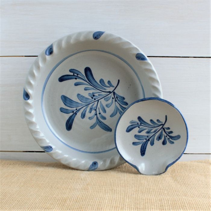 Plate and top spoon holder